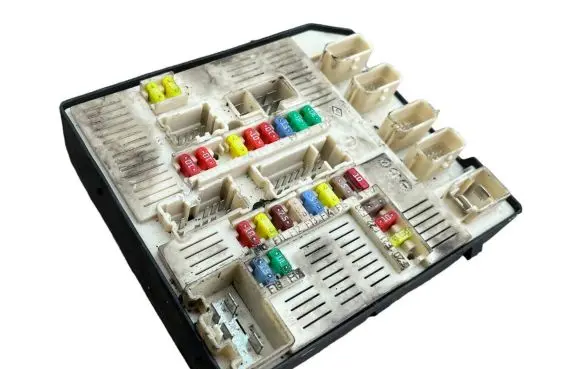Renault Megane III Fuse module 284b68372r 519339501 9630048963