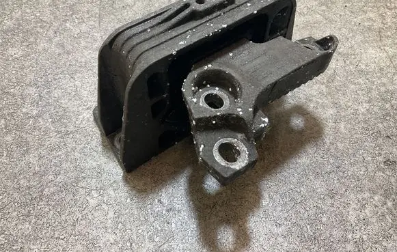Opel Movano B Engine mount bracket 112108180R