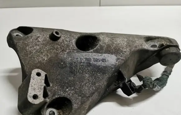 BMW X5 E70 Engine mounting bracket 6790021