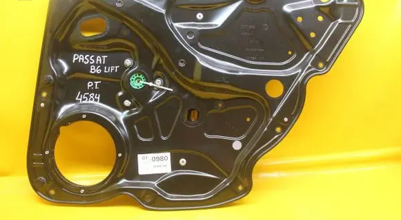 Rear window lifting mechanism without motor