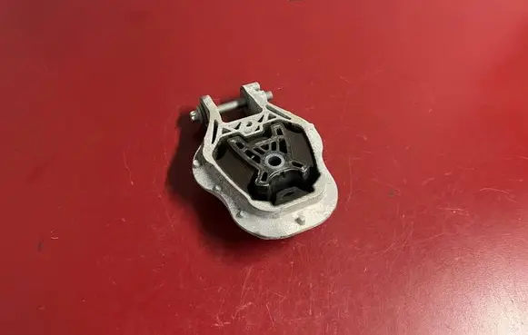 Engine mount bracket