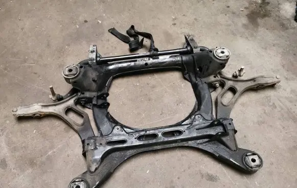 Volkswagen Touareg I Front subframe 7L0400025