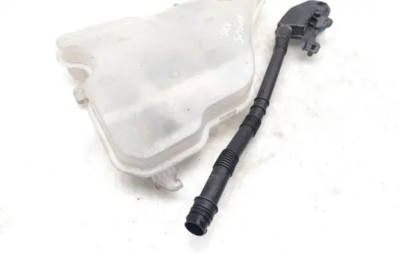 Windshield washer fluid reservoir/tank