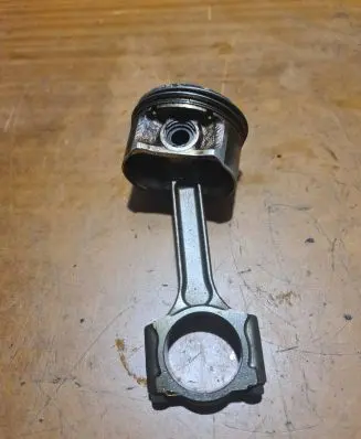 Nissan Qashqai Piston with connecting rod
