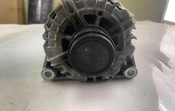Volvo V40 Generator/alternator 30644799 113021613 FG18T125