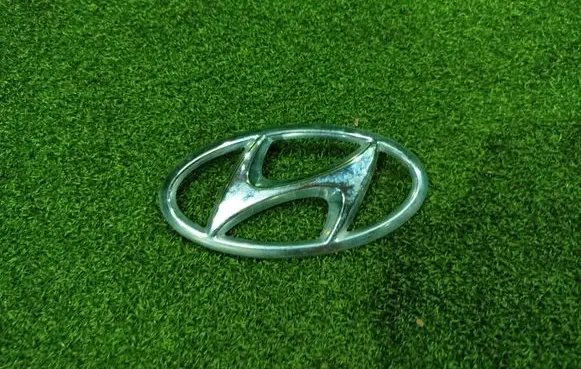 Hyundai Bayon Manufacturer badge logo/emblem 86300Q0400