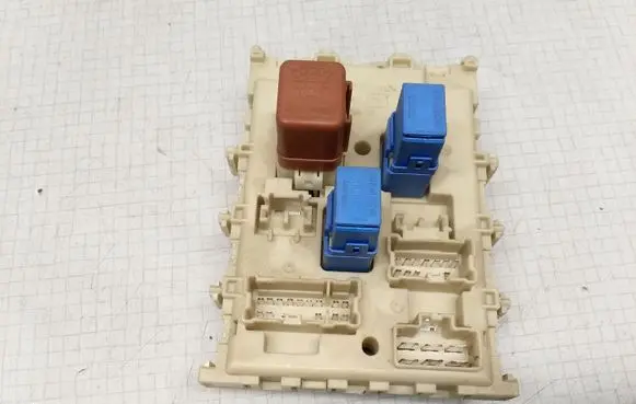 Nissan Almera N16 Fuse module 243505M310