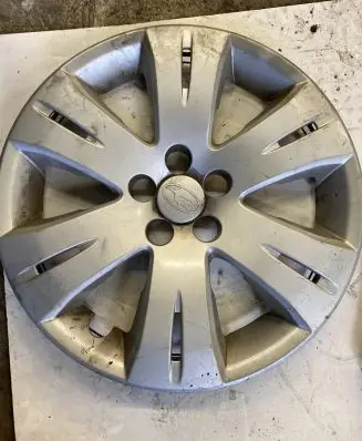 Subaru Outback R16 wheel hub/cap/trim 