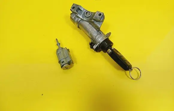 Volkswagen PASSAT B5.5 Ignition lock 4B0905851C
