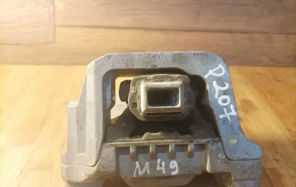 Peugeot 207 CC Engine mount bracket