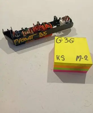 Volkswagen PASSAT B5 Fuse module 1J0937617D