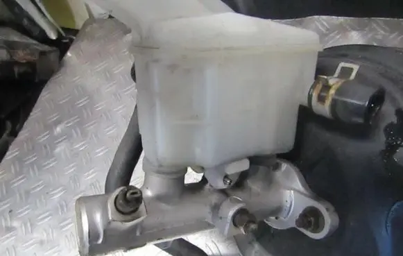 Nissan X-Trail T30 Master brake cylinder