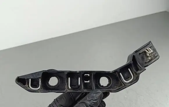 Front bumper mounting bracket