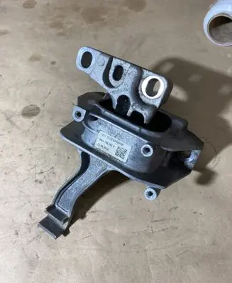 Engine mount bracket