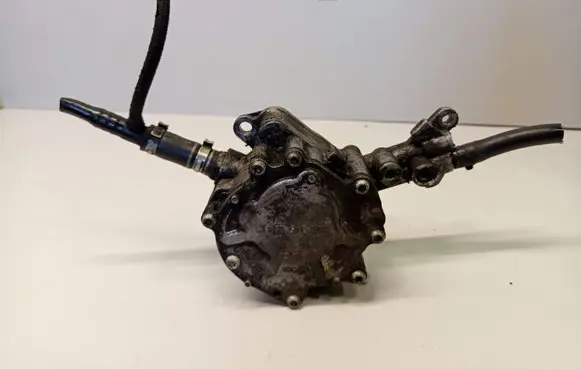 Volkswagen PASSAT B5.5 Vacuum pump 038145209C