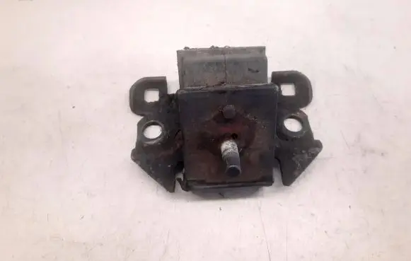 Nissan Navara D40 Engine mounting bracket