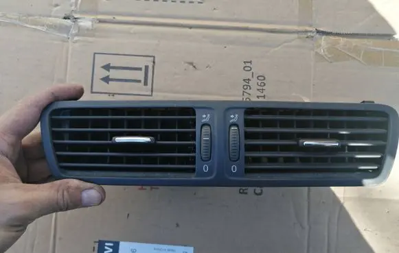 Volkswagen PASSAT B6 Dash center air vent grill 3C1819728E P0108668