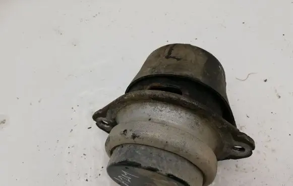 Volkswagen Touareg I Engine mount bracket 7L6199131C