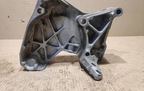 Nissan Qashqai Engine mounting bracket 8200633253