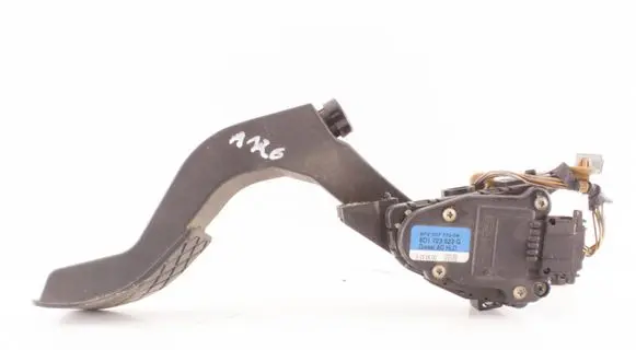 Accelerator throttle pedal