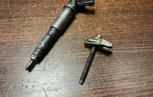 Renault Trafic II (X83) Fuel injector 824009398 H824009398