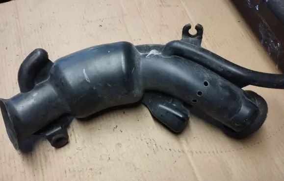 Chrysler Town & Country V Air intake hose/pipe 04880532AB