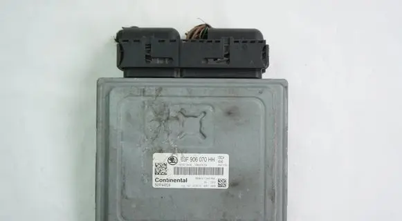 Skoda Fabia Mk2 (5J) Engine control unit/module 03F906070HH 5WP44824