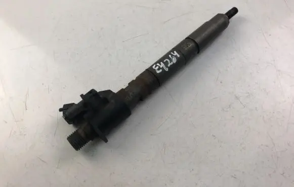Volvo V70 Fuel injector 31303238
