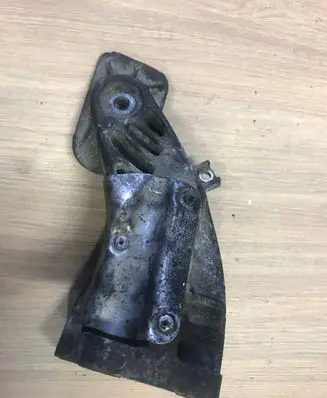 BMW 5 E60 E61 Engine mounting bracket 6777056