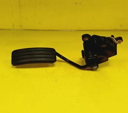 Accelerator throttle pedal