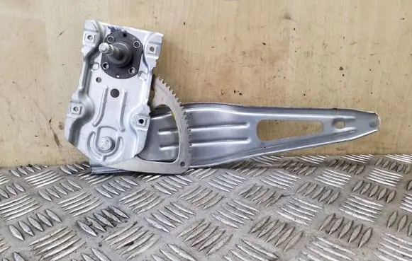 Rear door manual window regulator