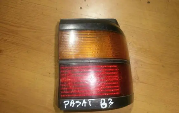 Volkswagen PASSAT B3 Rear/tail lights 333945112