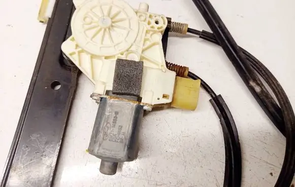 Ford Mondeo MK IV Front door window regulator motor 0130822286