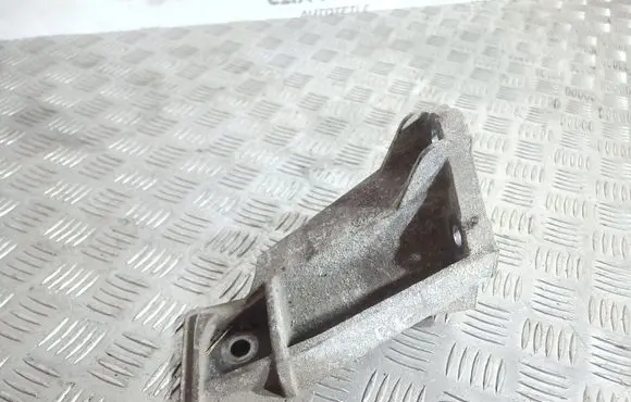 Land Rover Discovery 3 - LR3 Engine mounting bracket
