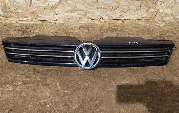 Volkswagen Jetta VI Front grill 5C6853653