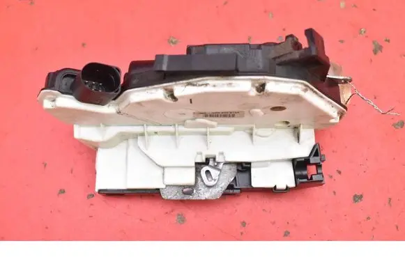 Volkswagen PASSAT CC Rear door lock 5N0839016A