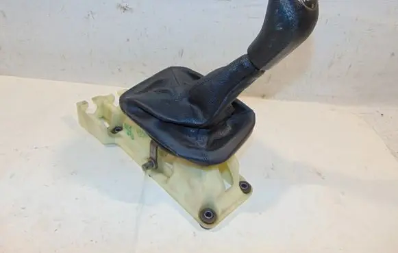 Toyota Avensis T220 Gear shifter/selector 3353005040