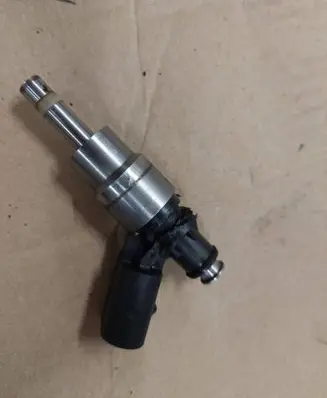 Volkswagen PASSAT B6 Fuel injector 0261500