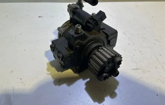 Skoda Fabia Mk2 (5J) Fuel injection high pressure pump 03L130755E 022004011520 V210SVR07