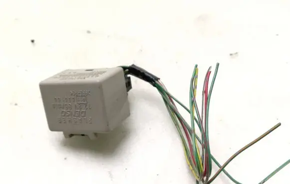 Toyota Corolla E120 E130 Hazard warning light relay 8198005040 MB0665005341
