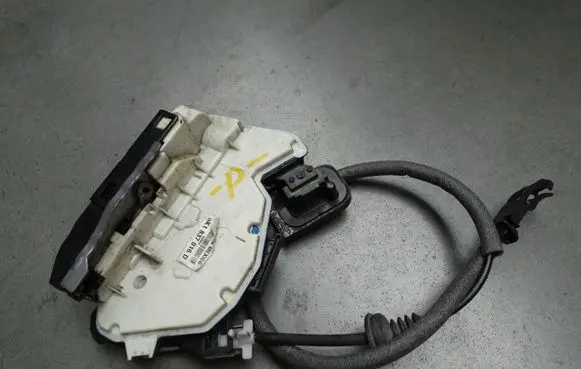 Volkswagen Beetle A5 Front door lock 5K1837016D
