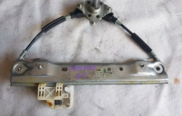 Rear door manual window regulator