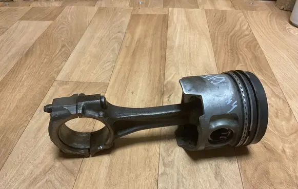 Mitsubishi Pajero Piston with connecting rod ME200689