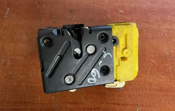Volvo S60 Front door lock 30634617