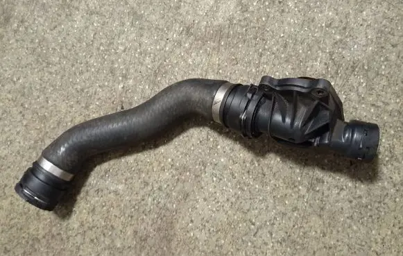 BMW 5 E39 Engine coolant pipe/hose 2248865