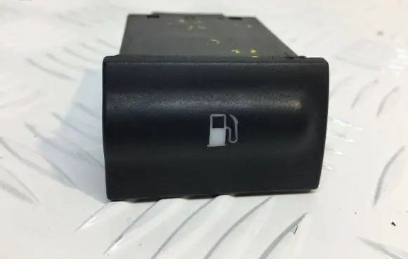 Skoda Octavia Mk1 (1U) Fuel tank opening switch J0959833C