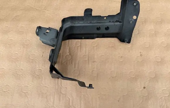 Audi Q7 4M Fender mounting bracket 4M0821131C