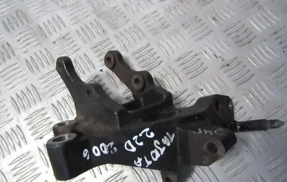 Toyota Avensis T250 Engine mounting bracket