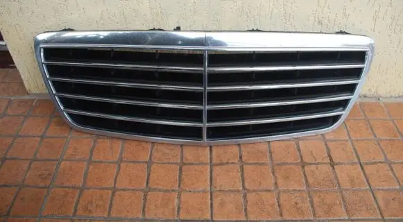Mercedes-Benz E W210 Front bumper upper radiator grill 2108800683