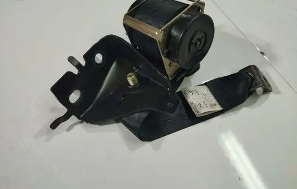 Mazda 3 I Rear seatbelt 0433009